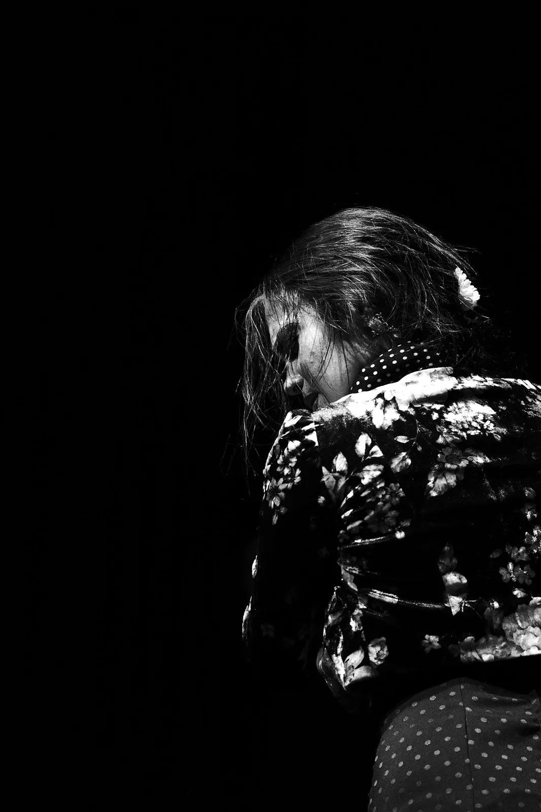Yaiza Trigo de perfil, con el pelo suelto sobre el hombro, en blanco y negro
