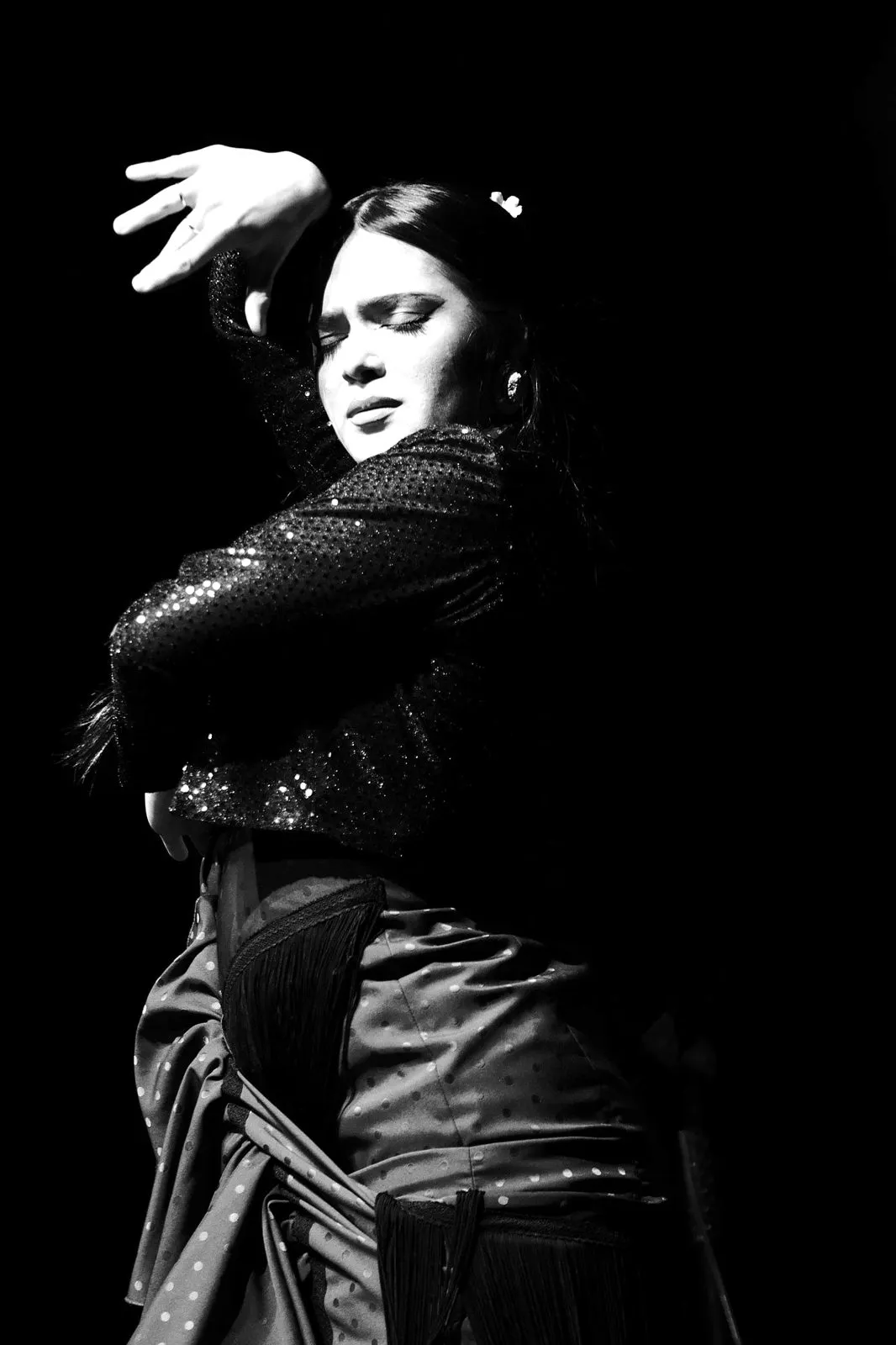 Yaiza Trigo bailando, fotografía en blanco y negro