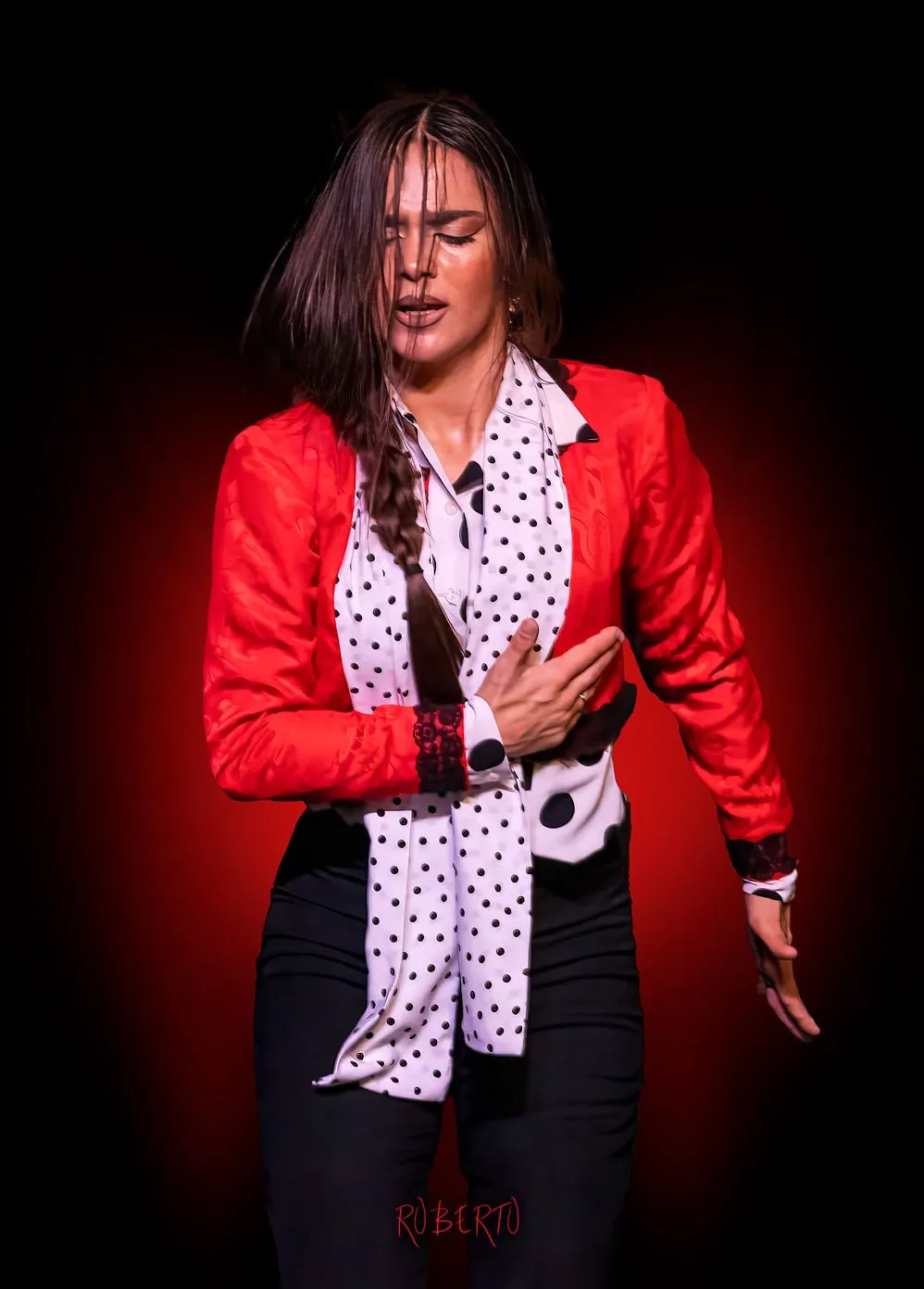 Yaiza Trigo bailando en el escenario